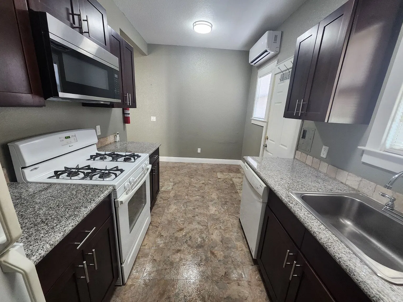203 W Magnolia Ave — Photo 2