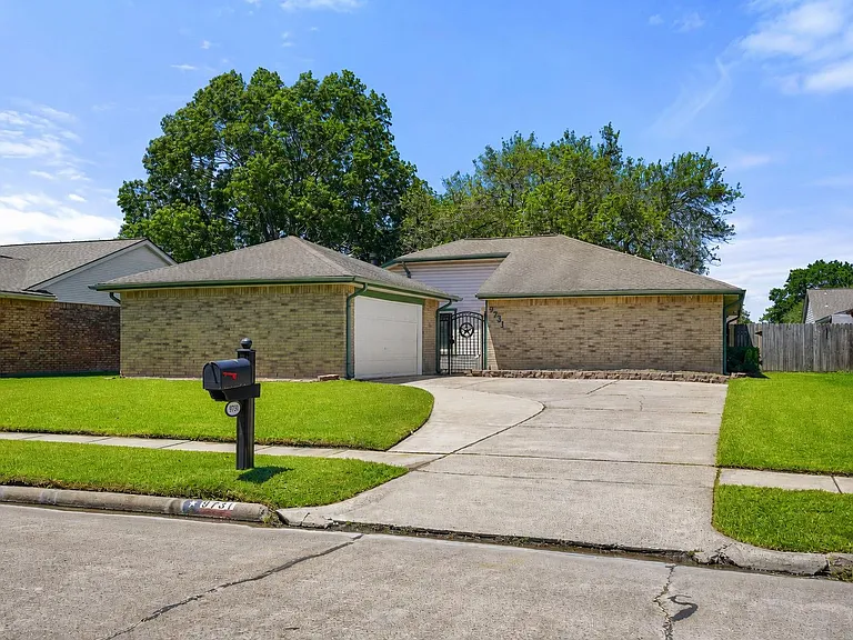 9731 Shell Rock Rd — Photo 1