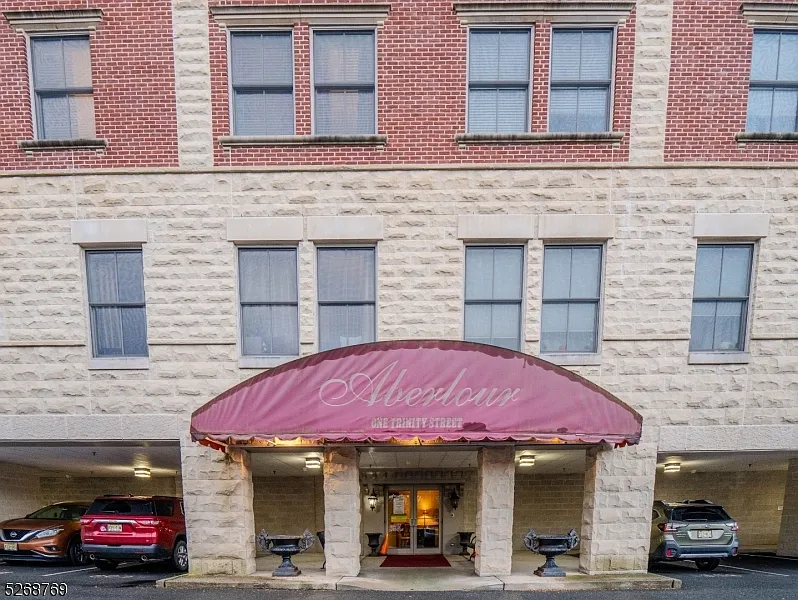 2 bed, 1.0 bath, $1,895 — Photo 2