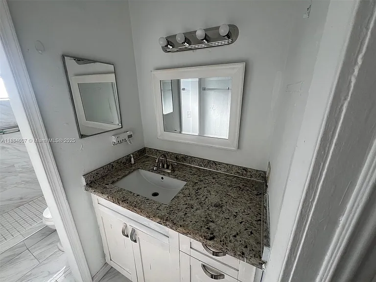 887 W 29th St #1 — Photo 7