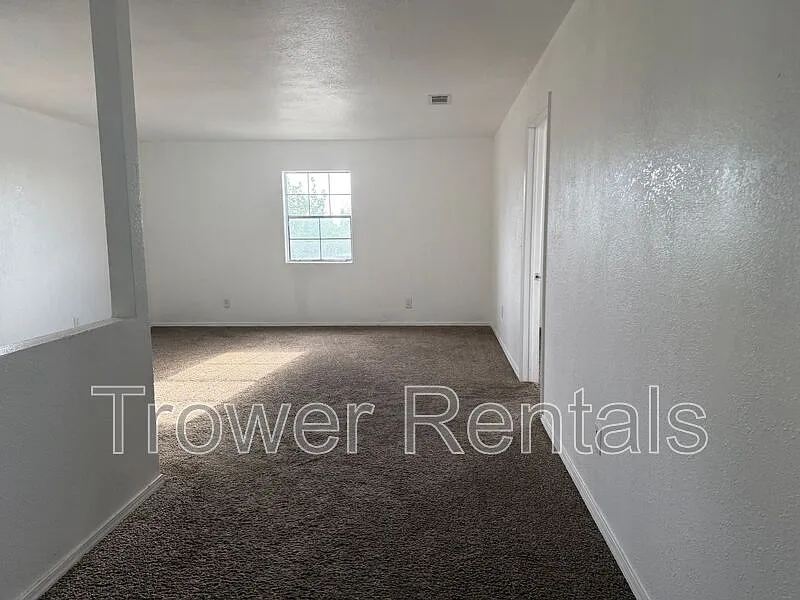 5 bed, 3.0 bath, 3308 sqft, $2,000 — Photo 3