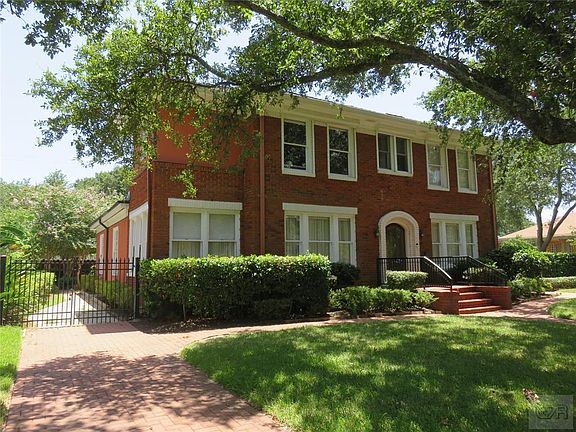 2nd image of 20 Cedar Lawn Cir
