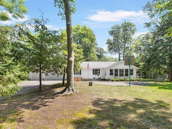 4811 Lakeshore Dr, Holland, MI 49424