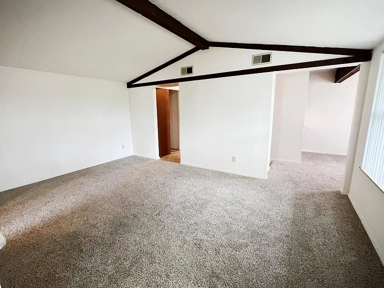Four Worlds Apartments — Photo 33
