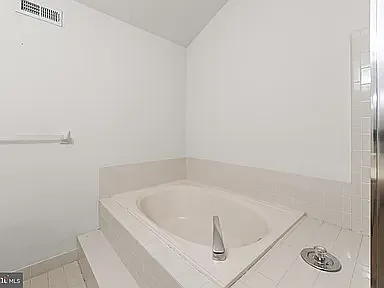 SOAKING TUB