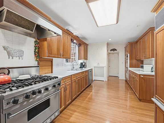 3rd image of 210 Rutledge Dr