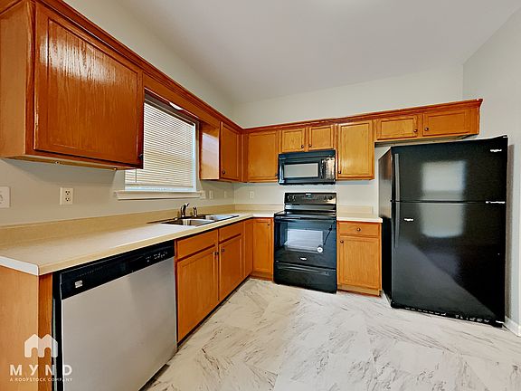 3rd image of 1135 Castlemaine Dr