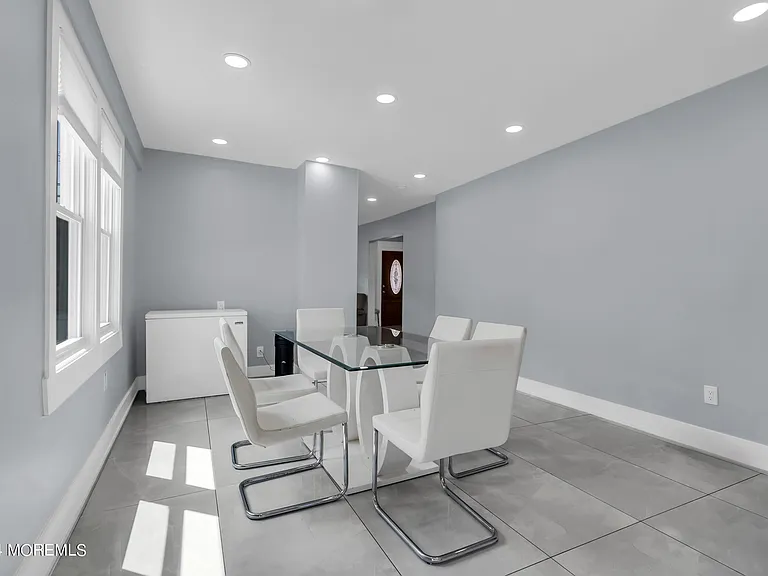 325 Roosevelt Ave — Photo 16