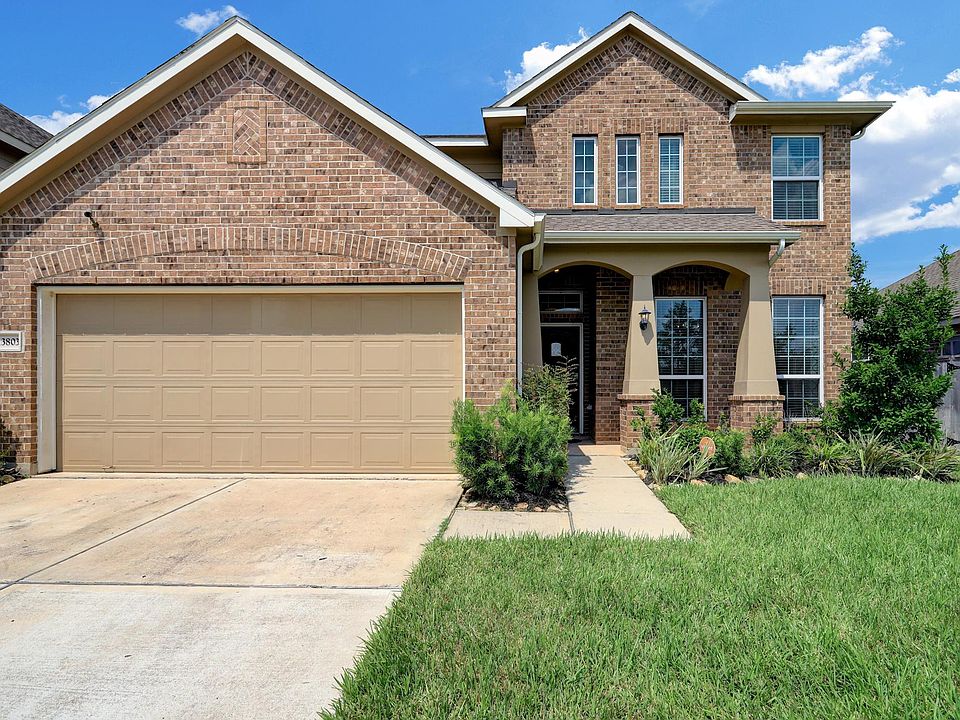 Well taken care of front yard, with loads of curb appeal.