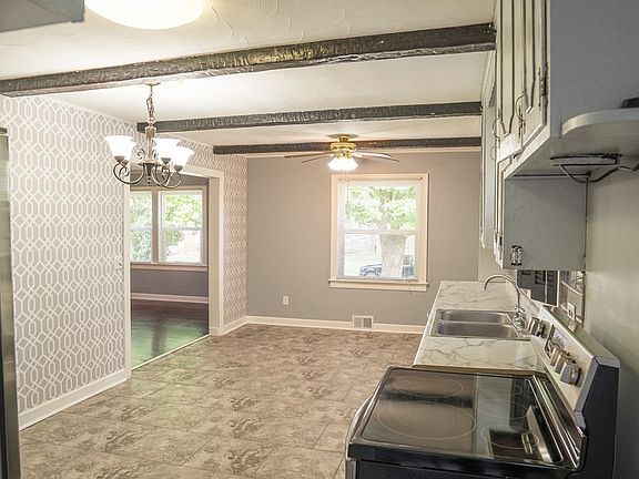 3rd image of 1246 Castlewood Pl
