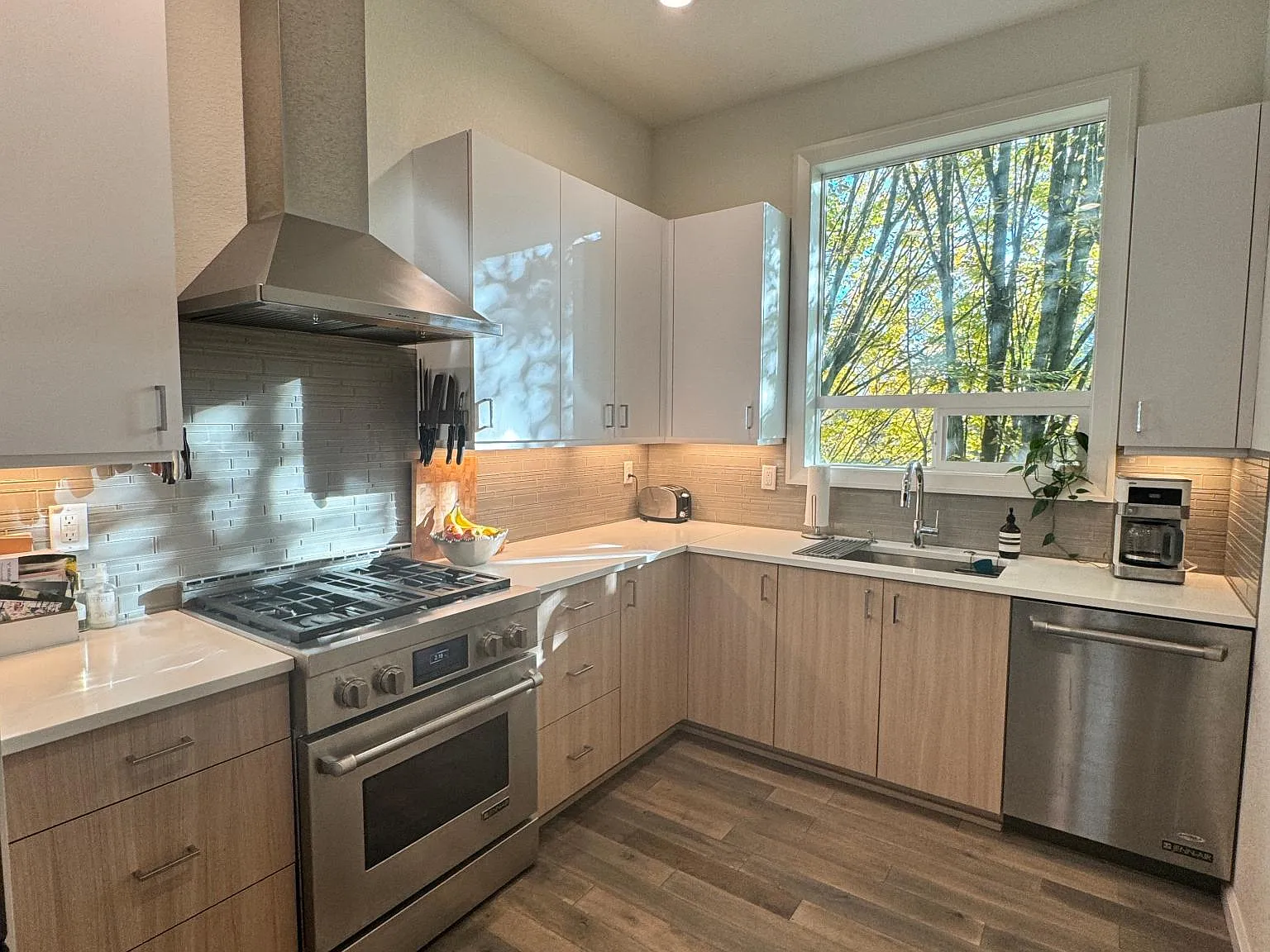 3 bed, 3.5 bath, 1850 sqft, $3,400 — Photo 1