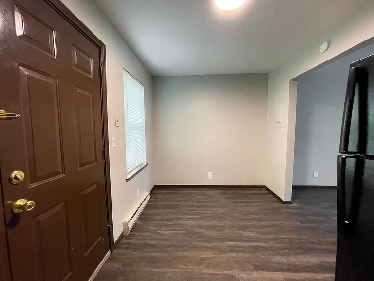 East Memorial Apartments — Photo 10