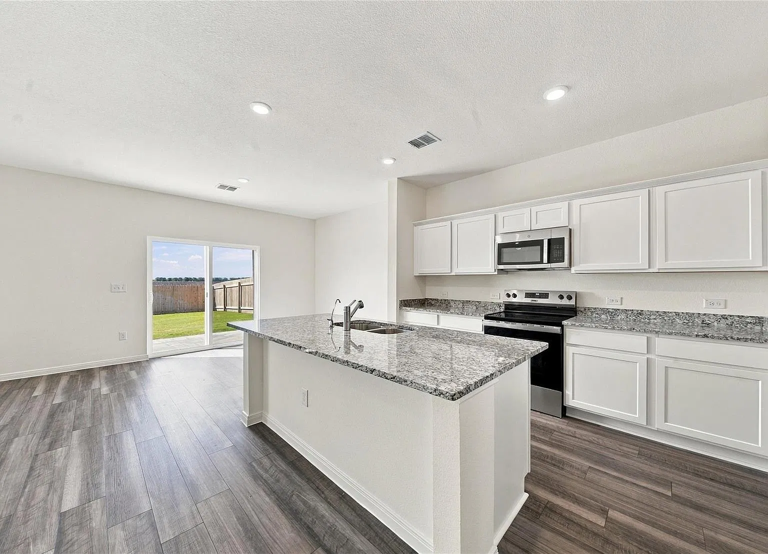 4 bed, 2.5 bath, 2338 sqft, $2,100 — Photo 4