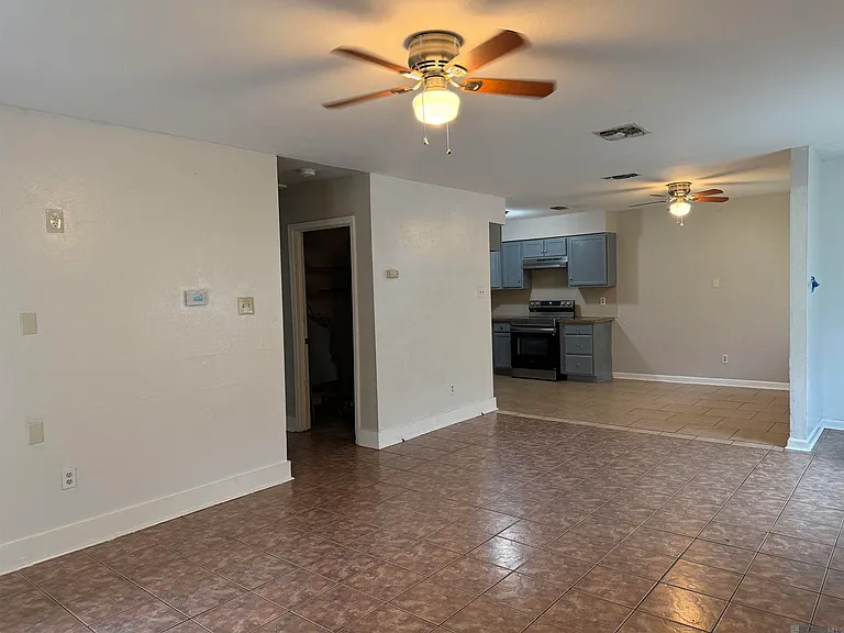 2723 Tifton St — Photo 6