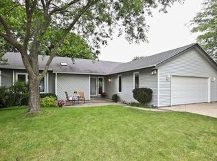 425 Cheshire Ln, Pewaukee, WI 53072