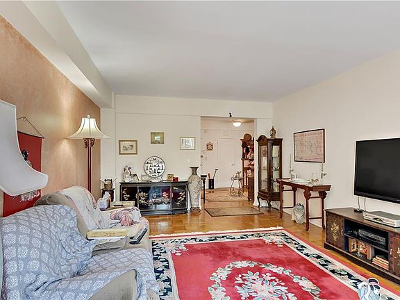 4th image of 290 Collins Ave APT 3A