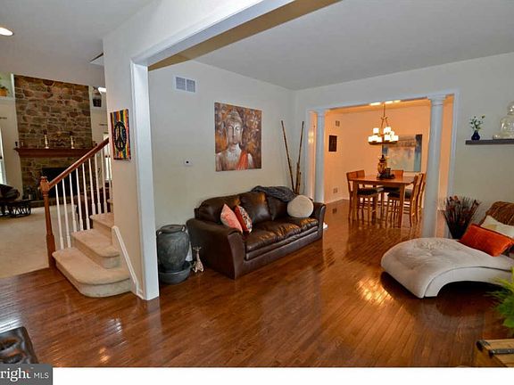 4th image of 1008 Country Walk Dr