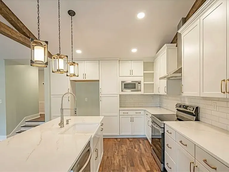 303 E 7th St — Photo 9