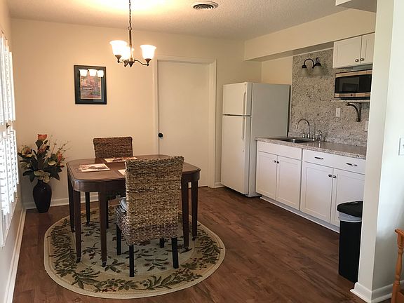 Suite dining/kitchenette