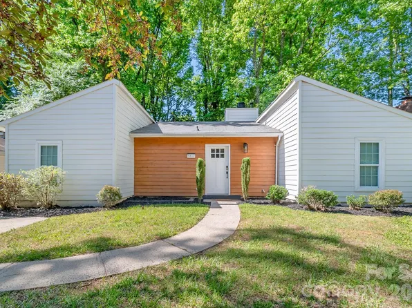 5812 Rock Hollow Dr, Charlotte, NC 28212
