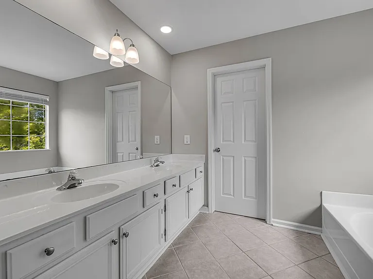 128 Clarendon Cir — Photo 30