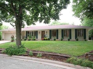 425 Walnut Grove Dr, Madison, WI 53717