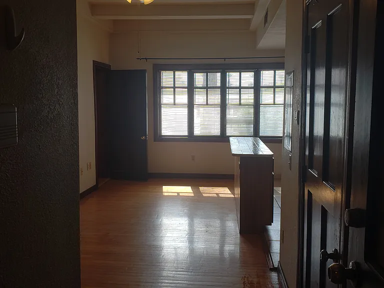 Avenue West Roosevelt St — Photo 1