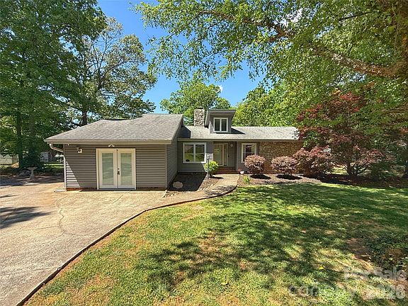 2nd image of 3005 Irish St