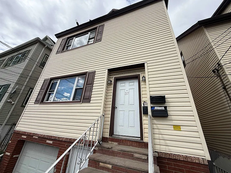 37 E 49th St #2 — Photo 4