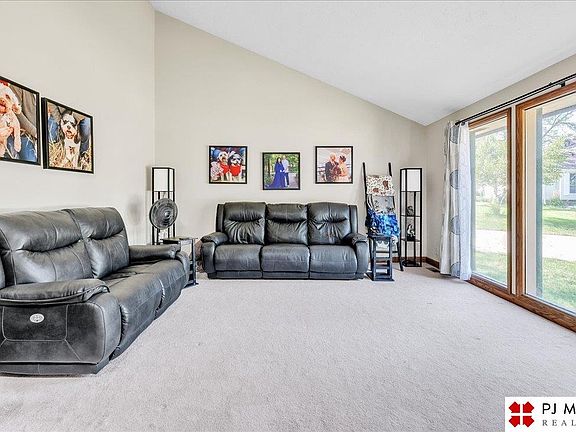 3rd image of 503 Woodbine Cir