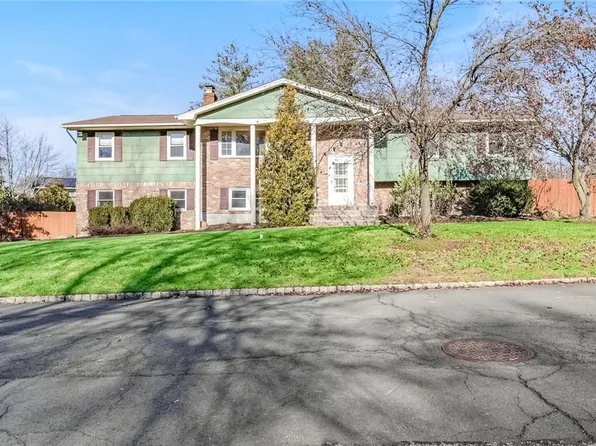 36 Seven Oaks Lane, Nanuet, NY 10954