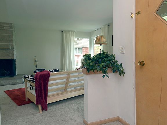 5th image of 101 W Berkshire Ln
