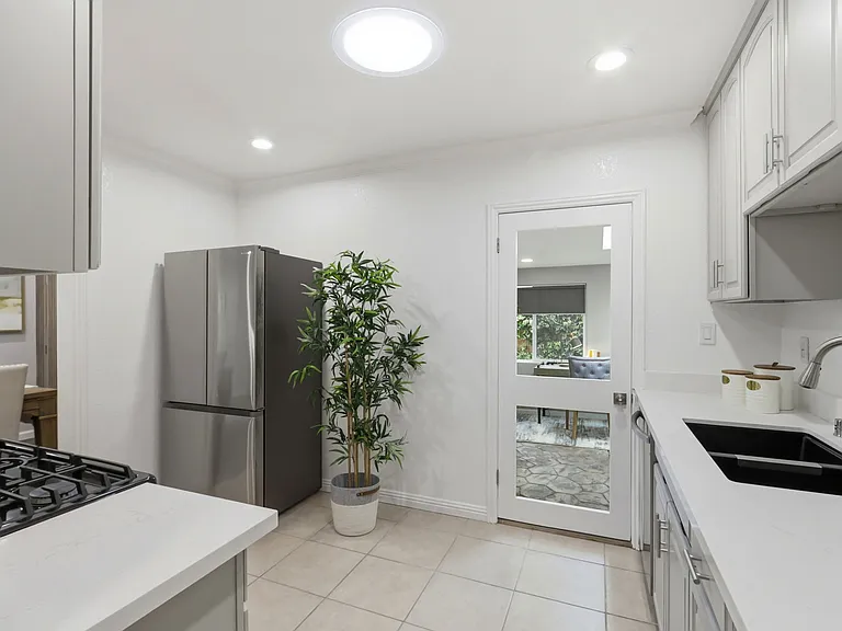 275 Beechnut Ave — Photo 8