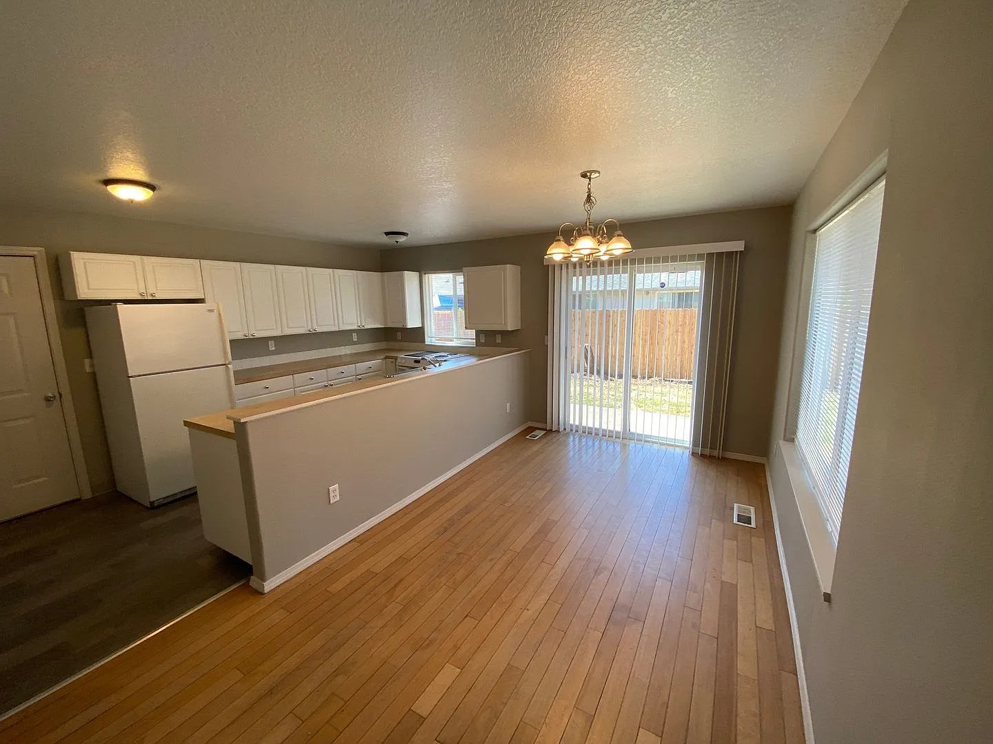 3 bed, 2.5 bath, 1050 sqft, $2,145 — Photo 4