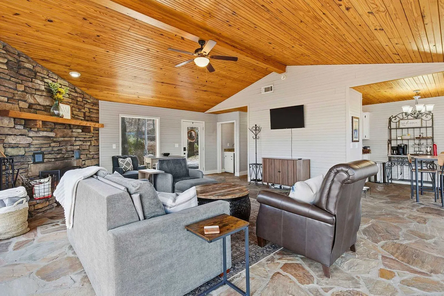 1 bed, 1.0 bath, $5,517 — Photo 3