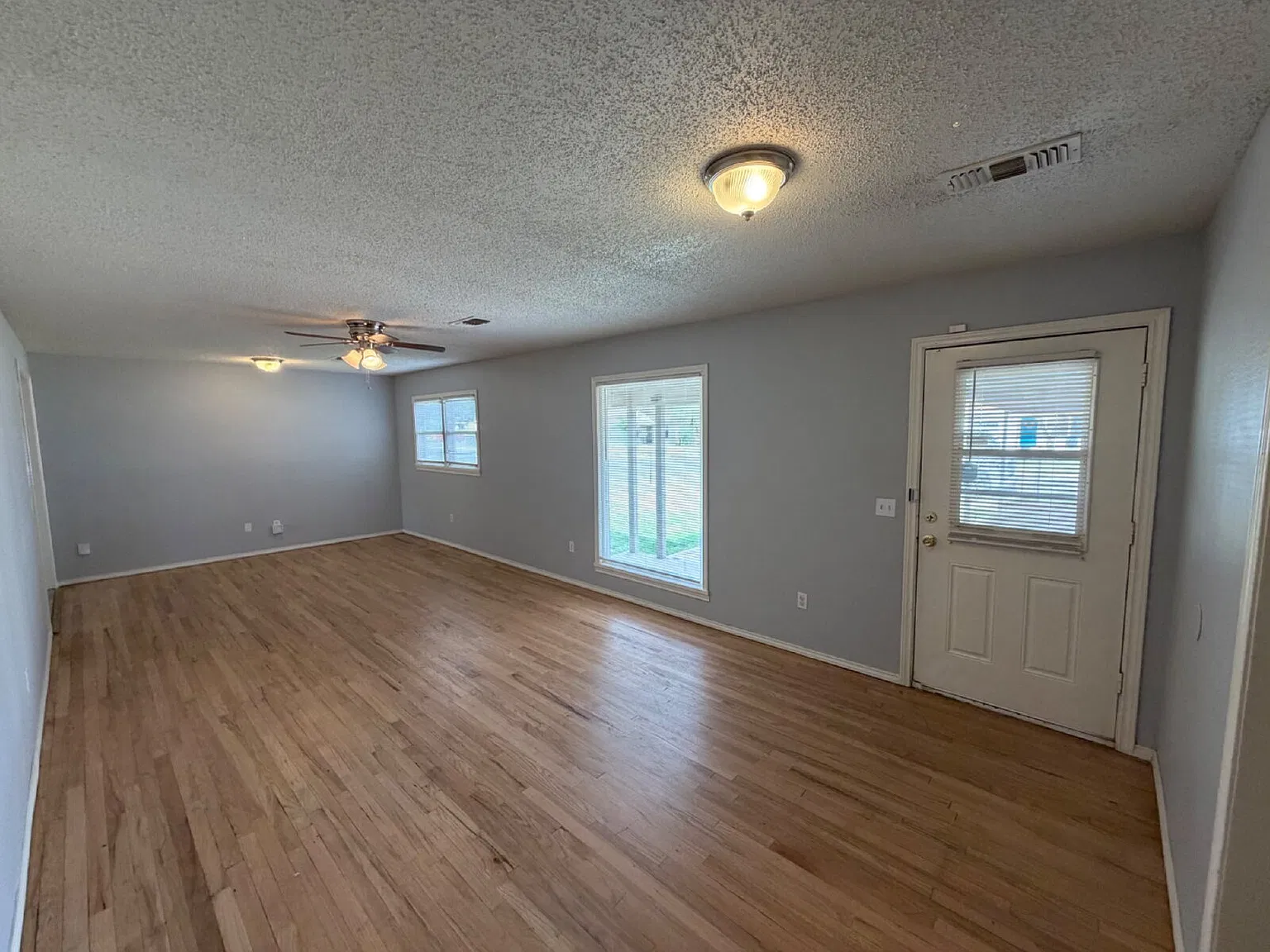 3 bed, 2.0 bath, 1713 sqft, $1,300 — Photo 2