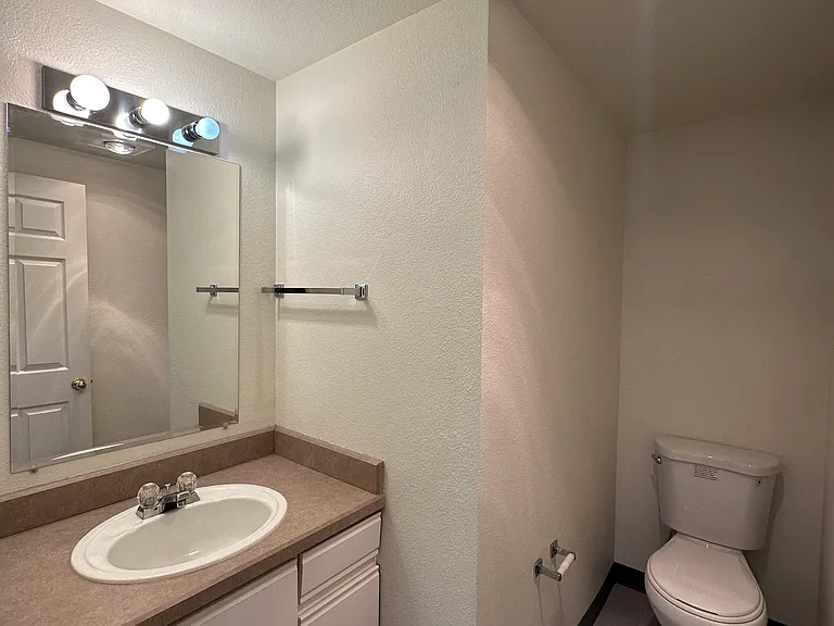985 NE Hidden Valley Dr — Photo 8
