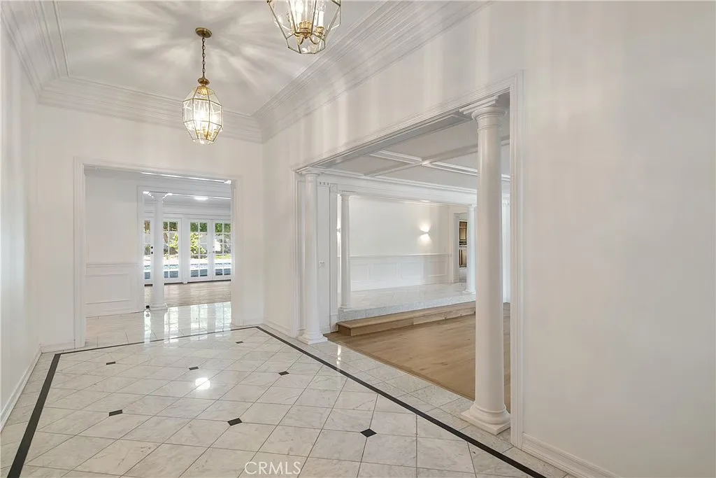 5 bed, 4.5 bath, 5816 sqft, $9,750 — Photo 2
