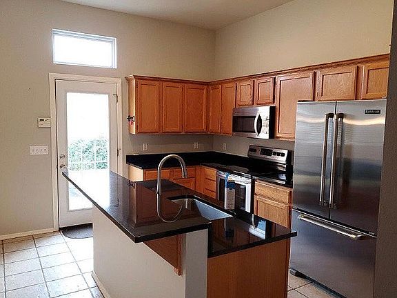 4th image of 673 Founders Park Dr E