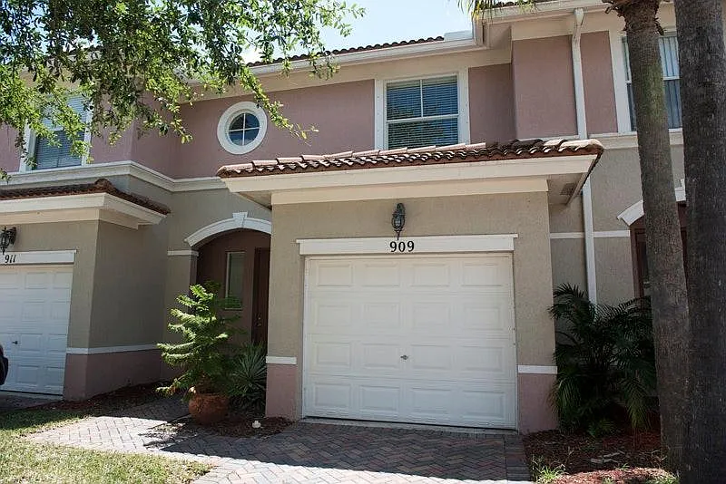 909 Seminole Palms Drive — Photo 1