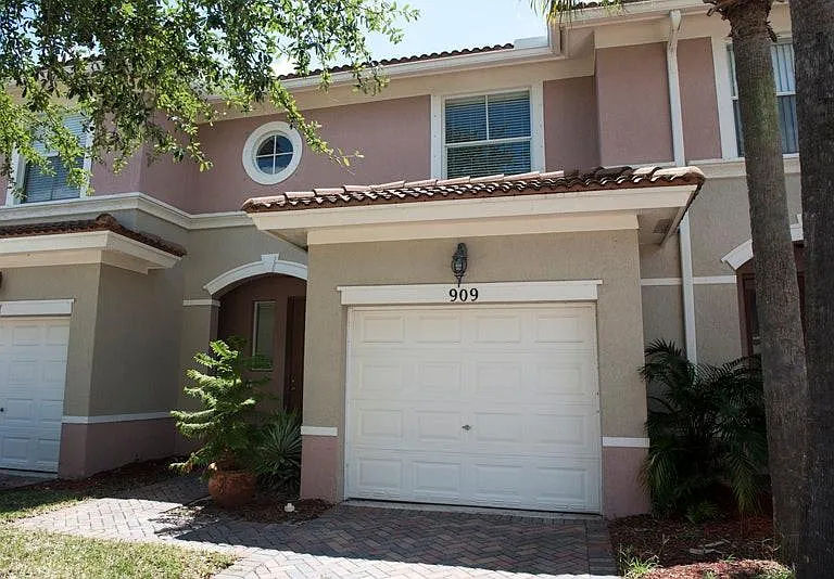 909 Seminole Palms Dr — Photo 1