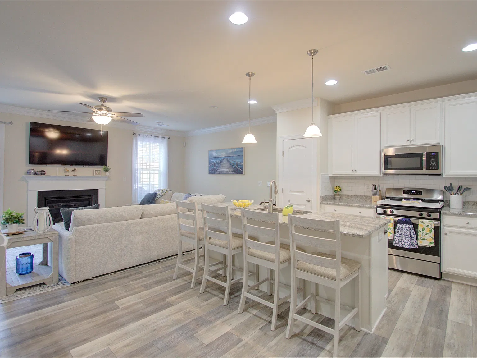 3 bed, 2.5 bath, 1850 sqft, $2,300 — Photo 2