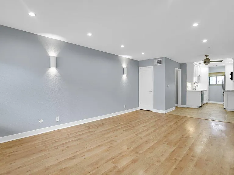 110 E Hillcrest Blvd #216 — Photo 6