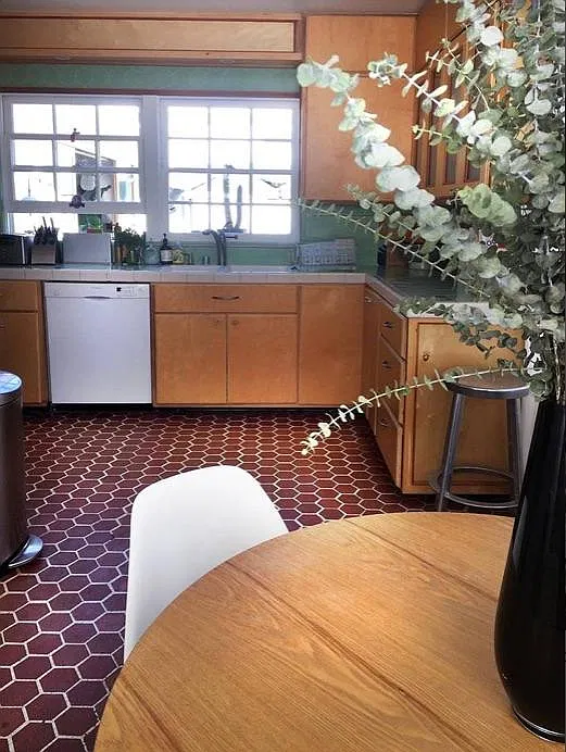 3 bed, 2300 sqft, $8,750 — Photo 4