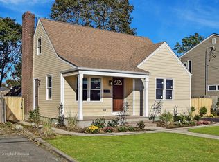 56 Walnut Ave E, Farmingdale, NY 11735