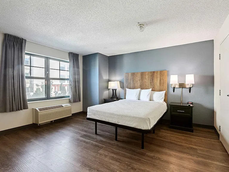 1 Bedroom Suite - 1 Queen Bed