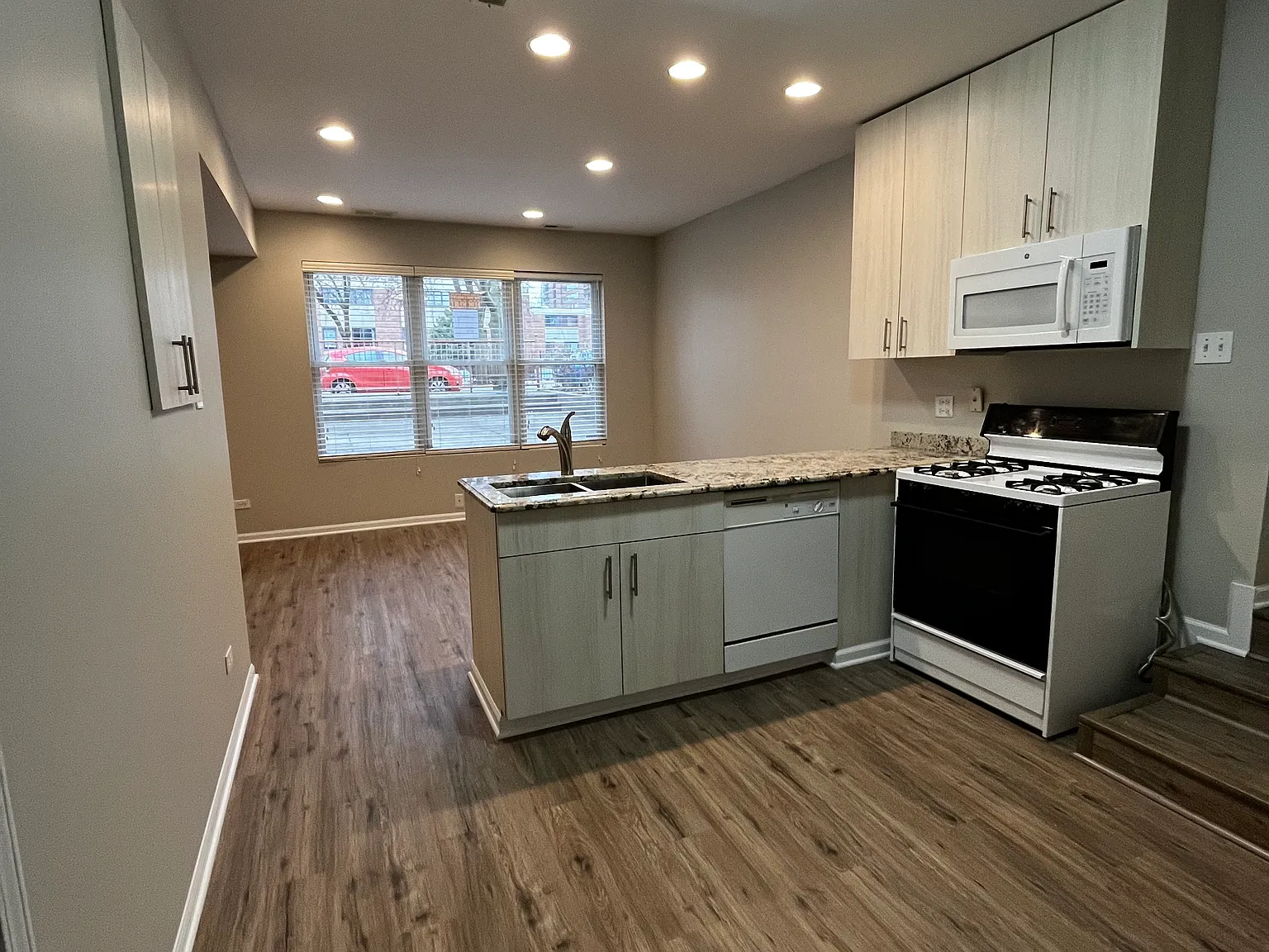 1 bed, 700 sqft, $1,800 — Photo 3