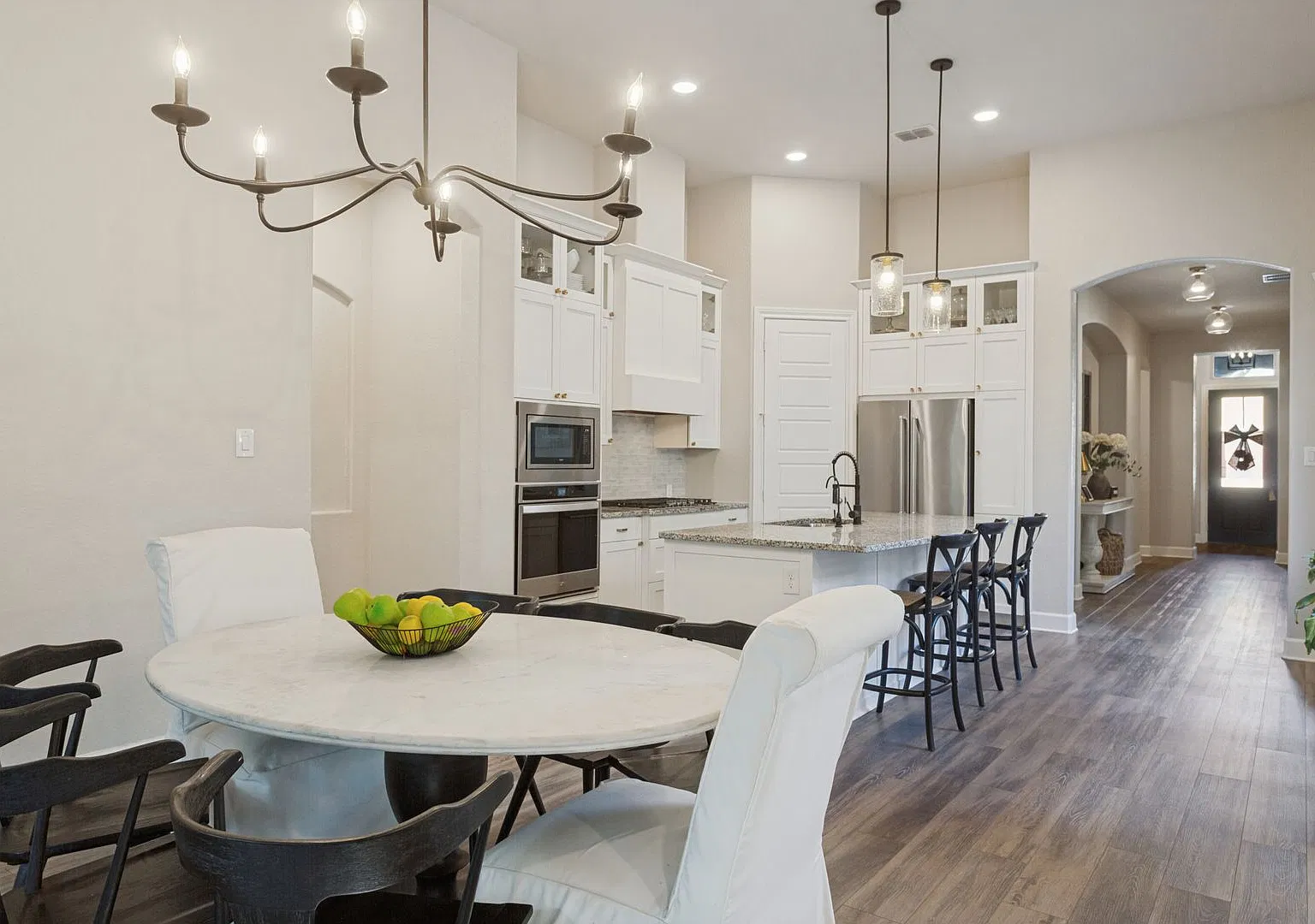 Gorgeous 4-Bedroom Home In Agave Trace — Photo 4