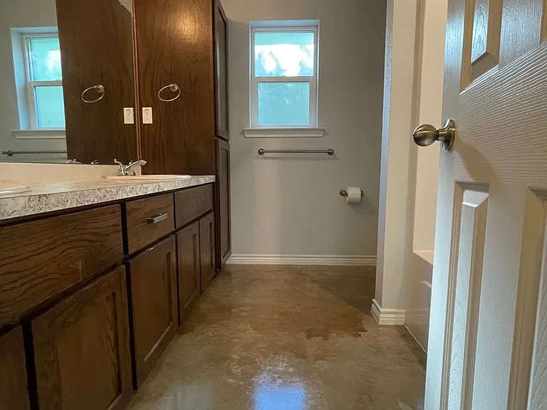 915 Rebecca Ln — Photo 14