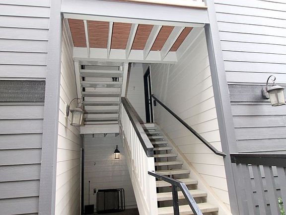 3rd image of 2424 N Vancouver Ave APT 7